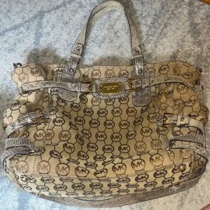 I am selling a Michael Kors purse.